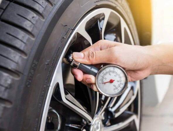 Cách xem đồng hồ đo áp suất lốp ô tô cá nhân