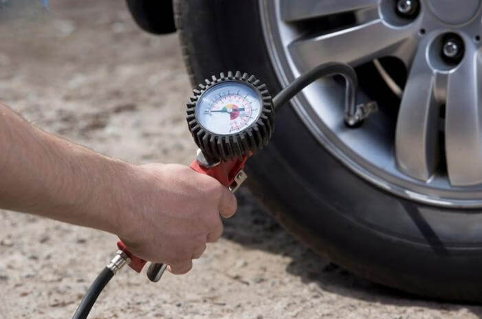Cách xem đồng hồ đo áp suất lốp chuẩn xác