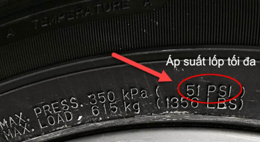 Chỉ số áp suất lốp ô tô được in trên thân lốp xe
