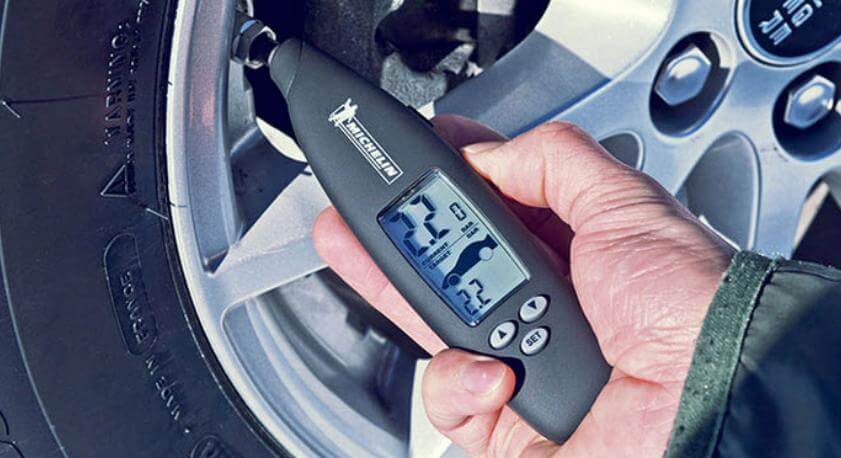 Kiểm tra áp suất lốp xe ô tô giúp đảm bảo an toàn khi lái xe