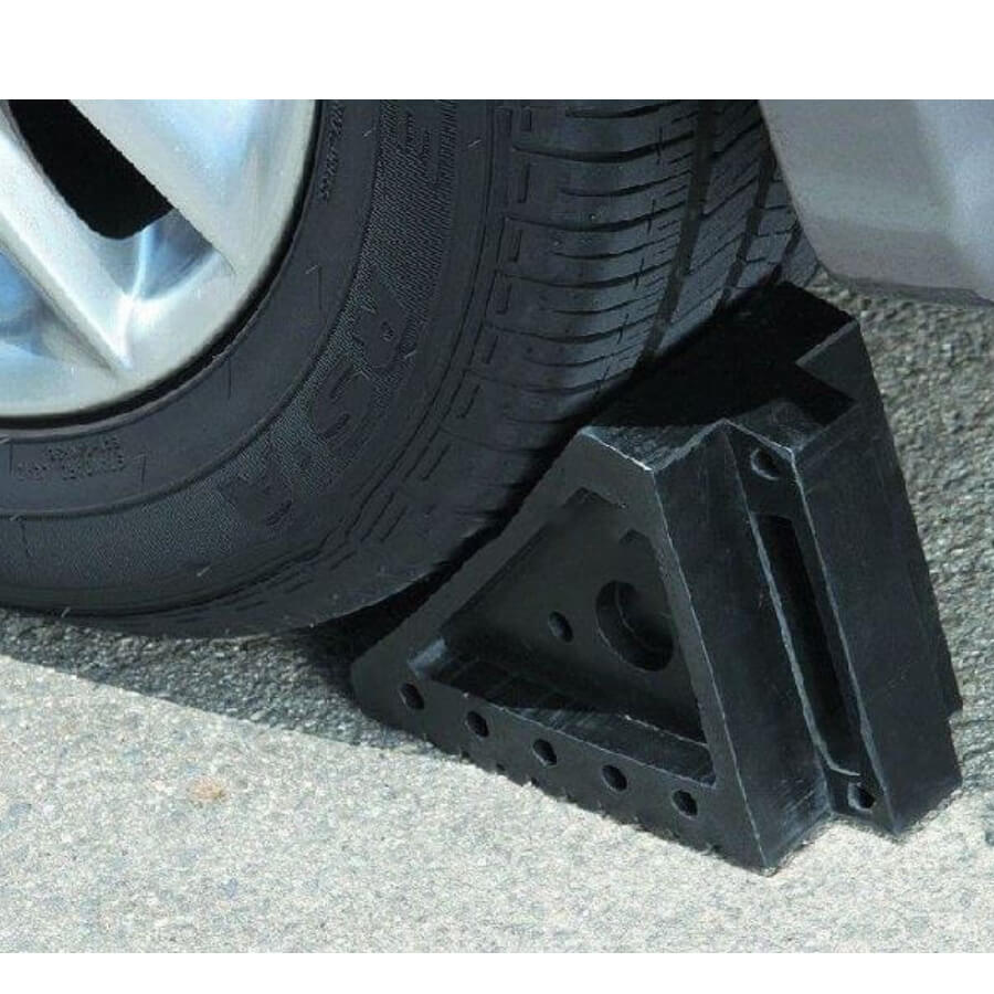 Cách thay lốp ô tô - Chèn trước bánh xe để giữ cho xe cố định