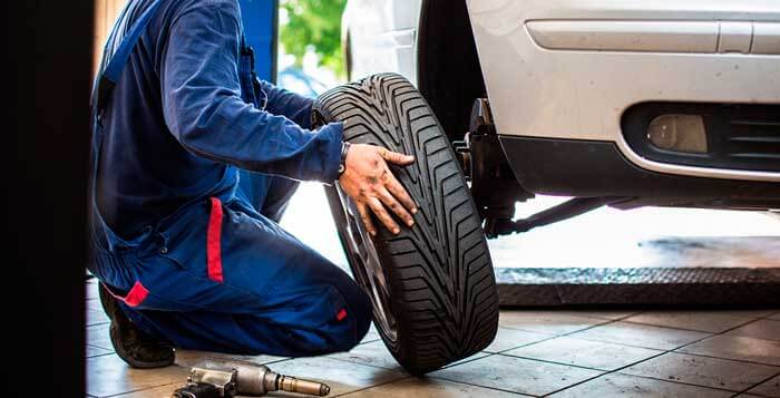 Kỹ năng thay lốp xe - Tháo lốp xe ra khỏi trụ xe và thay thế bằng lốp dự phòng
