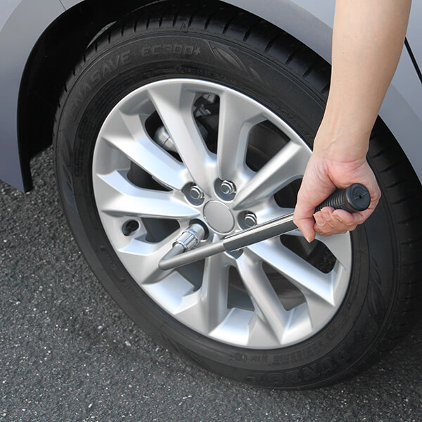 Tháo rời đai ốc của phần lốp xe theo ngược chiều kim đồng hồ