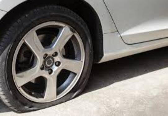Lốp xe ô tô bị xì hơi khi đang di chuyển trên đường