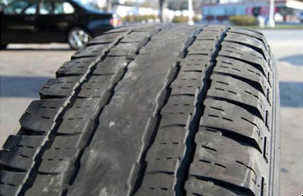 Tình trạng lốp bị mòn ở chính giữa