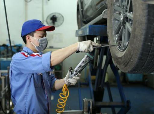 Người dùng cần bảo trì ngay sau khi phát hiện lốp xe bị nứt