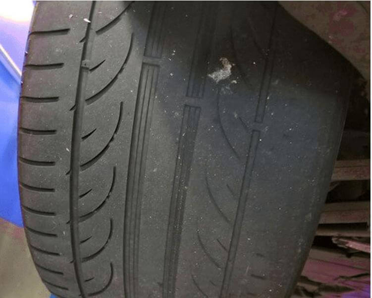 Lốp xe có một nửa phần bánh bị mòn là do khớp cầu bị mòn